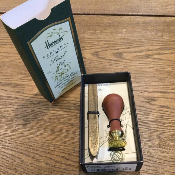 NEW Stuart Houghton Personal Seal Kit Letter 'V' With Deep Red Wax - Picture 1 of 7